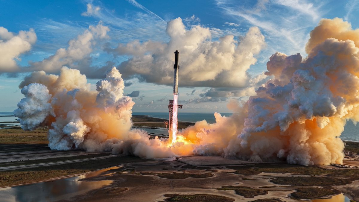 SpaceX official liftoff photo from Flight 14